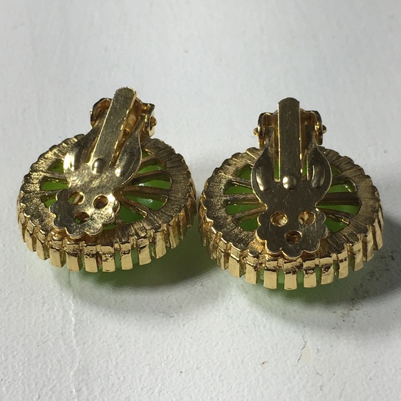 Vintage Green Gold Tone Clip On Earrings - Picture 5 of 8